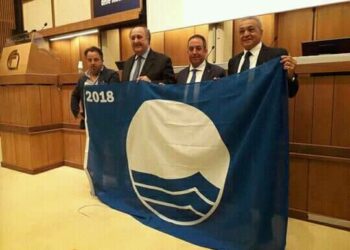 Sulla spiaggia del mare cristallino di Torre Melissa sventola la 7^ Bandiera Blu